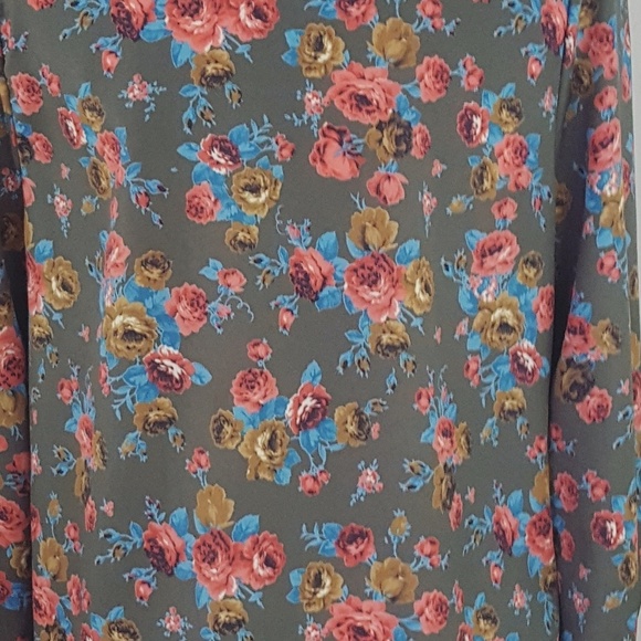 Peaches n Cream - Floral Top - Picture 4 of 5